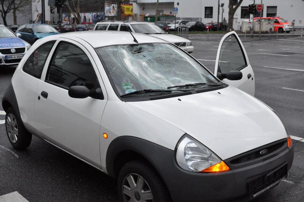 VU PKW gegen Rad Koeln Turinerstr P04.JPG